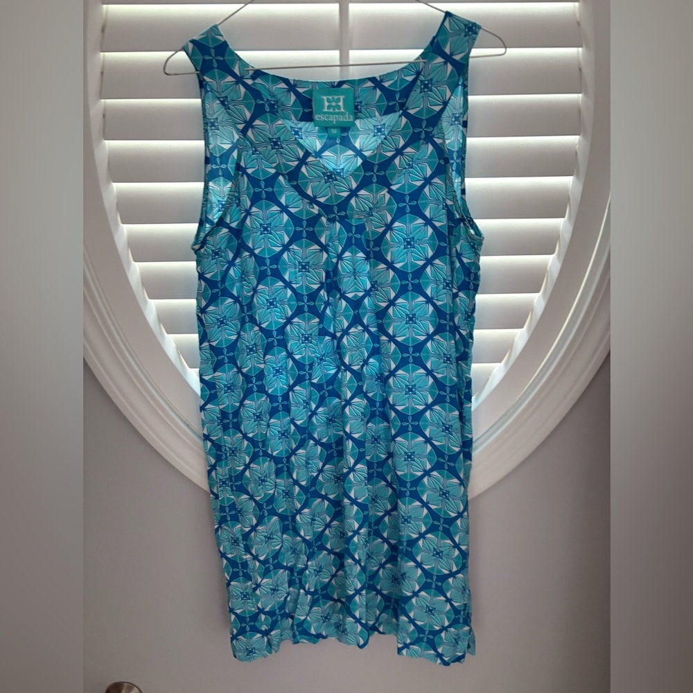 Escapada sleeveless dress with a blue and white geometric pattern sz medium